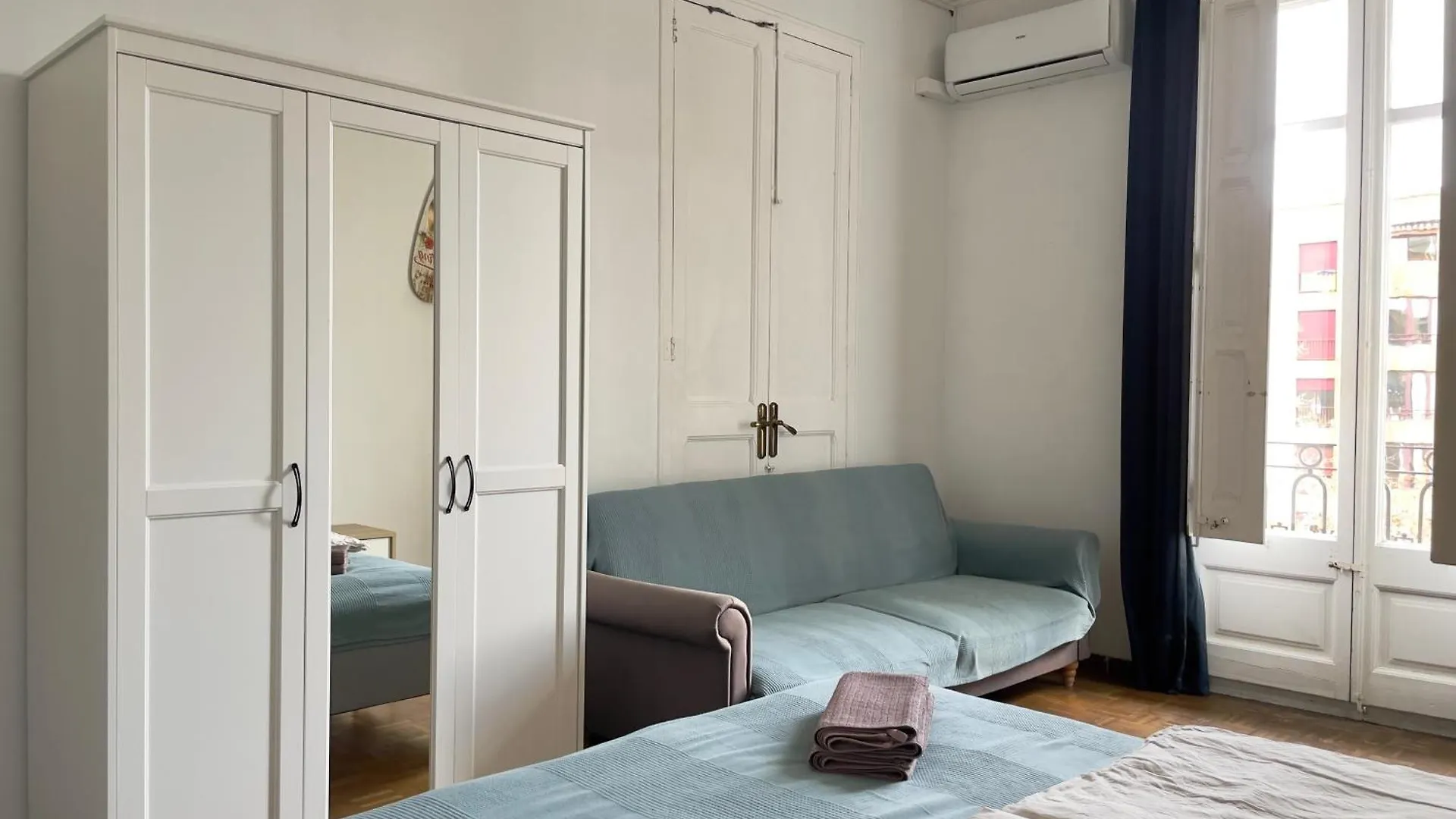 Grand Central Apartment Barcelona 0*,  Spain